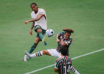 ugadores de Fluminense y Chelsea disputan el balón en semifinal del Mundial de Clubes