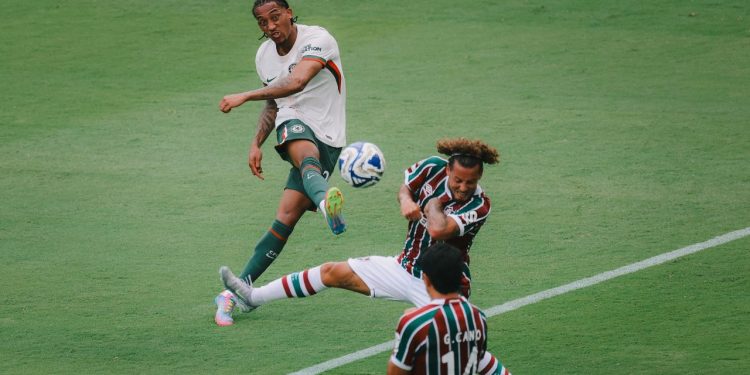 ugadores de Fluminense y Chelsea disputan el balón en semifinal del Mundial de Clubes