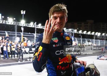 Max Verstappen muestra cuatro dedos tras ganar con Red Bull