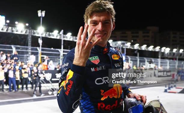 Max Verstappen muestra cuatro dedos tras ganar con Red Bull