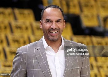 Nico Harrison, gerente de los Dallas Mavericks, sonriente durante un partido