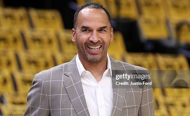 Nico Harrison, gerente de los Dallas Mavericks, sonriente durante un partido