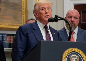 Trump firma decreto para subir aranceles mundialmente