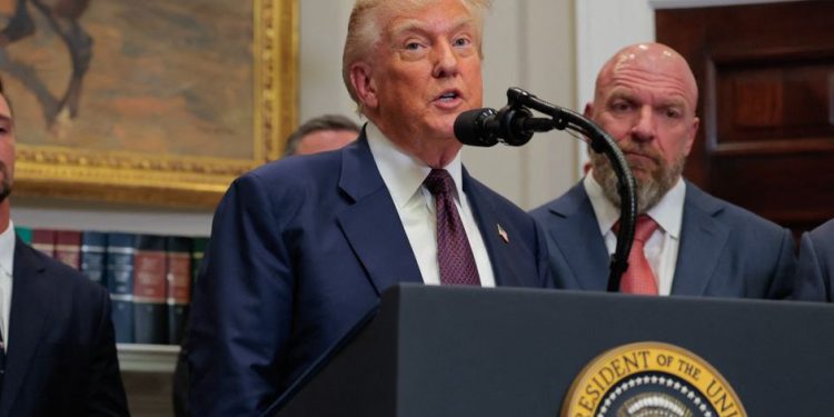 Trump firma decreto para subir aranceles mundialmente