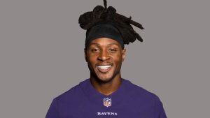 DeAndre Hopkins sonríe en su foto oficial con los Ravens