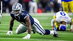  Micah Parsons se levanta tras jugada contra Matthew Stafford