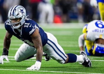 Micah Parsons se levanta tras jugada contra Matthew Stafford