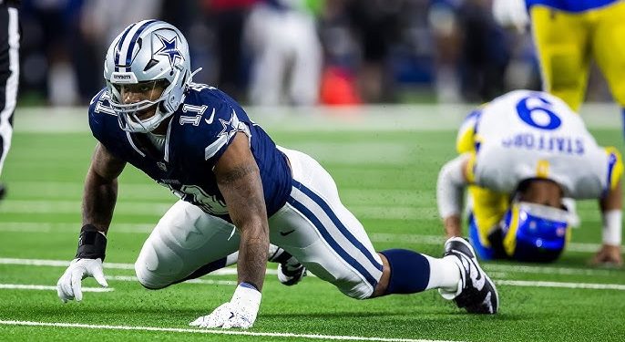 Micah Parsons se levanta tras jugada contra Matthew Stafford