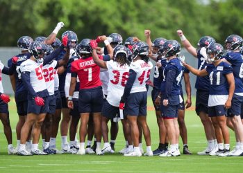 Jugadores de los Houston Texans reunidos en campamento de entrenamiento NFL 2025