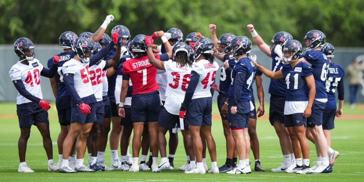 Jugadores de los Houston Texans reunidos en campamento de entrenamiento NFL 2025