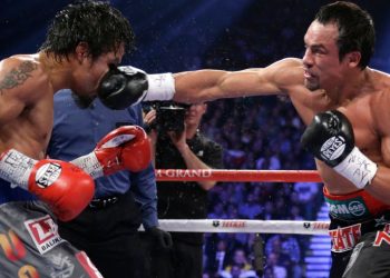 Manny Pacquiao recibe un golpe de Juan Manuel Márquez durante una histórica pelea de boxeo