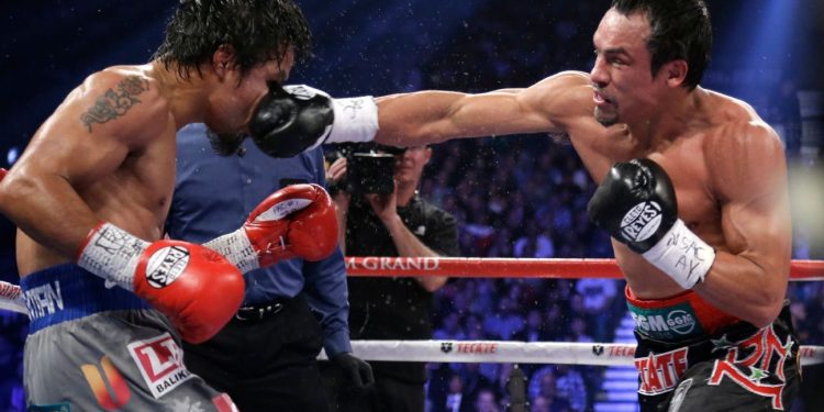 Manny Pacquiao recibe un golpe de Juan Manuel Márquez durante una histórica pelea de boxeo
