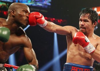 Manny Pacquiao conecta un golpe a Timothy Bradley durante un combate de boxeo