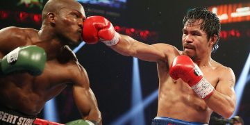 Manny Pacquiao conecta un golpe a Timothy Bradley durante un combate de boxeo