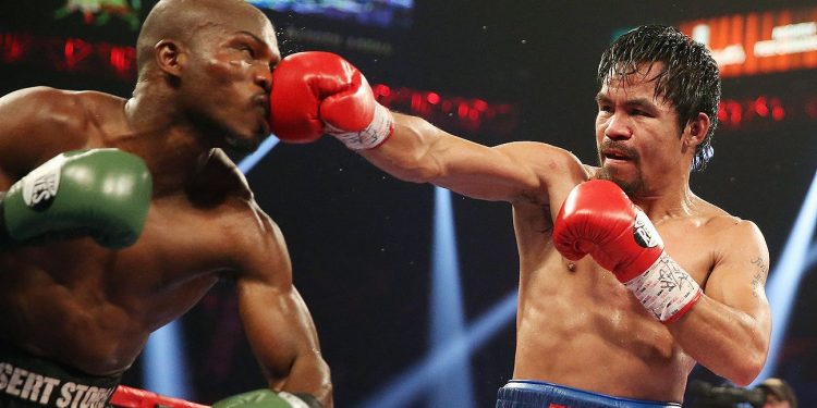 Manny Pacquiao conecta un golpe a Timothy Bradley durante un combate de boxeo