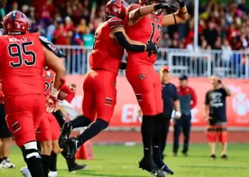 Jugadores de Mexicas celebran anotación en partido rumbo al Tazón México 2025