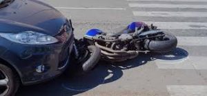 :Moto estrellada contra automóvil en cruce peatonal