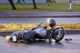 Motocicleta accidentada en pavimento mojado tras caída