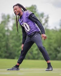 : DeAndre Hopkins estira durante la práctica de los Ravens