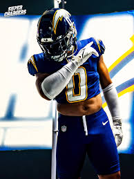     Jugador de los Chargers con nuevo uniforme azul de la NFL 2025