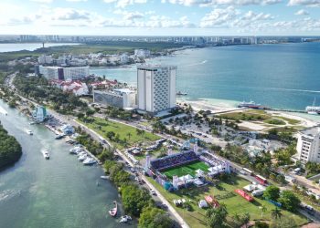 Vista aérea de los proyectos urbanos y costeros del gobierno en Cancún en 2025