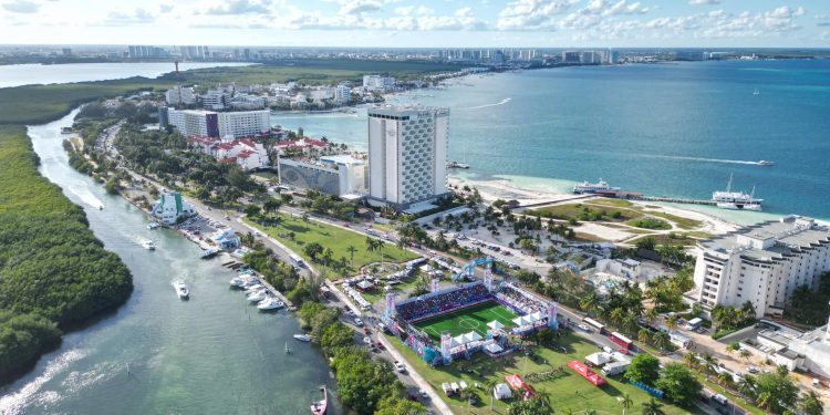 Vista aérea de los proyectos urbanos y costeros del gobierno en Cancún en 2025
