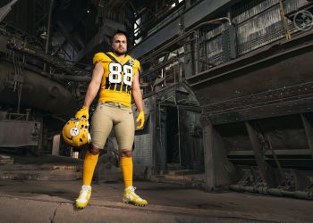 Jugador de Steelers modela uniforme throwback 1933 con casco dorado y jersey amarillo