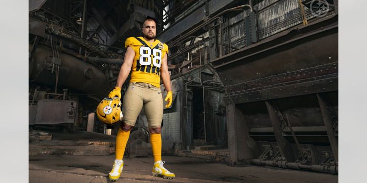 Jugador de Steelers modela uniforme throwback 1933 con casco dorado y jersey amarillo