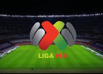Logo de la Liga MX sobre un estadio vacío iluminado por reflectores