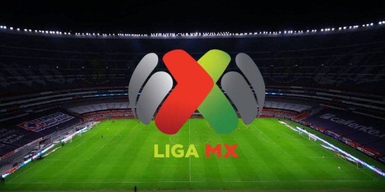 Logo de la Liga MX sobre un estadio vacío iluminado por reflectores