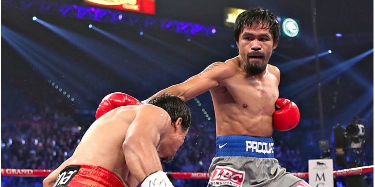 Manny Pacquiao conecta un golpe durante una pelea profesional