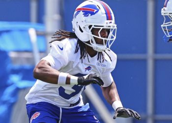 Maxwell Hairston entrenando con los Buffalo Bills en el campamento de novatos