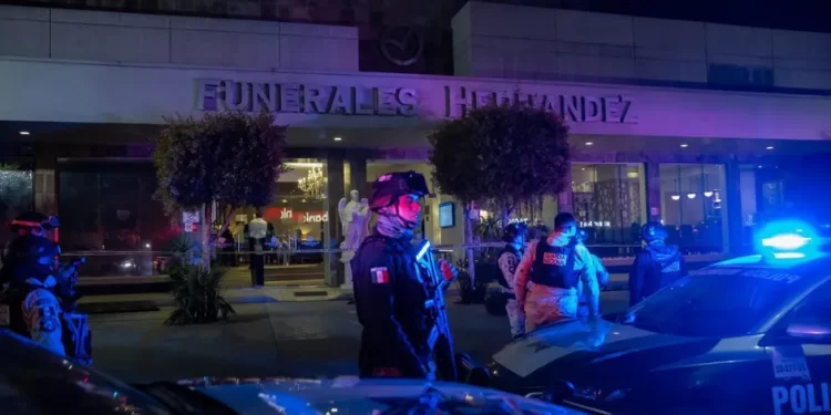 Hombre es asesinado de un balazo en el funeral de su madre en Tijuana