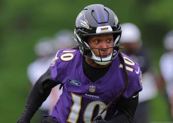 DeAndre Hopkins en entrenamiento con el uniforme de los Ravens
