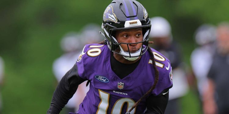 DeAndre Hopkins en entrenamiento con el uniforme de los Ravens