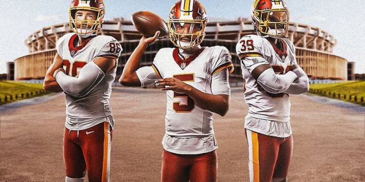 Jugadores de los Commanders posan con uniformes alternativos 2025