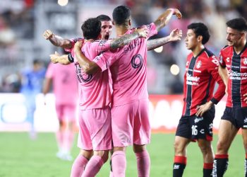 Jugadores de Inter Miami celebran frente a jugadores del Atlas tras la final de la Leagues Cup