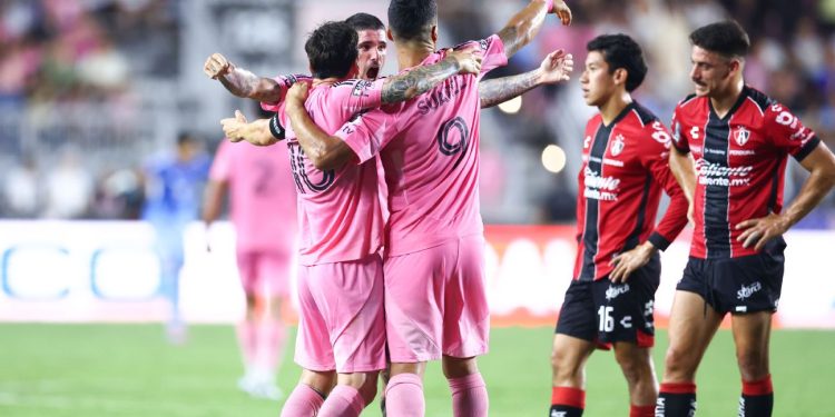 Jugadores de Inter Miami celebran frente a jugadores del Atlas tras la final de la Leagues Cup
