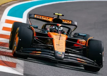 Monoplaza de McLaren toma una curva en la temporada 2025 de la Fórmula 1