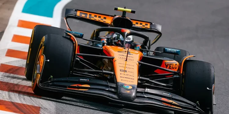 Monoplaza de McLaren toma una curva en la temporada 2025 de la Fórmula 1