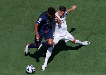 Jugadores del PSG y Real Madrid disputan el balón en semifinal del Mundial de Clubes 2025