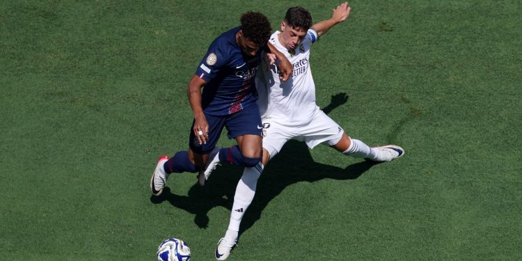 Jugadores del PSG y Real Madrid disputan el balón en semifinal del Mundial de Clubes 2025