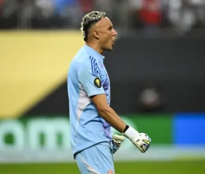 Keylor Navas celebra tras una atajada en la Copa Oro 2025