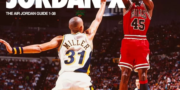 Michael Jordan usando los Air Jordan 10 en un tiro frente a Reggie Miller