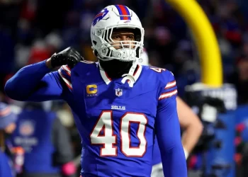 Von Miller celebrando en el campo con el uniforme de los Buffalo Bills, antes de su fichaje por los Washington Commanders en 2025.