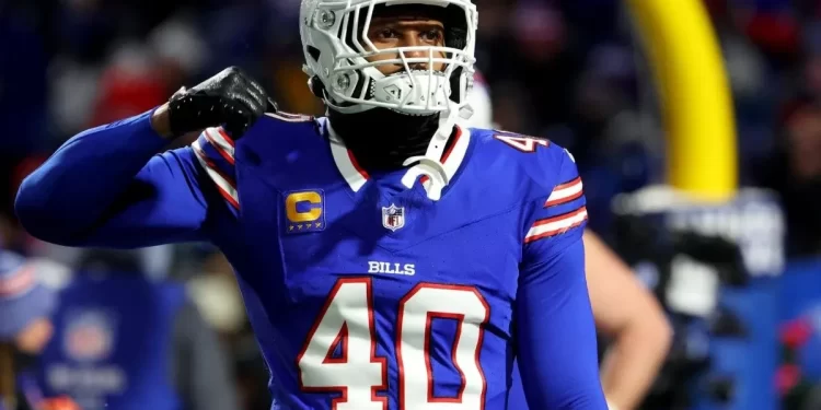 Von Miller celebrando en el campo con el uniforme de los Buffalo Bills, antes de su fichaje por los Washington Commanders en 2025.