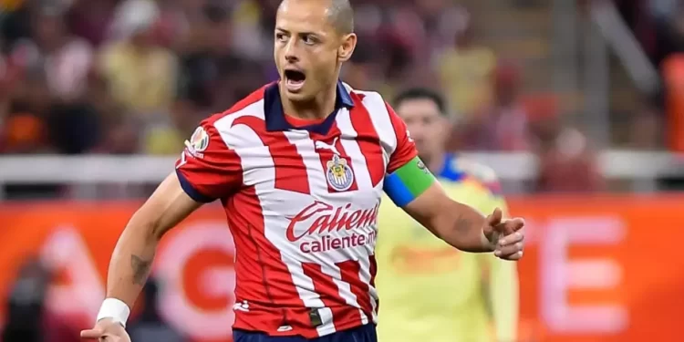 ¡Se le cae todo! Chicharito sancionado por la FMF