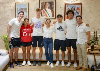 Ana Paty Peralta, despide a los primeros jóvenes que se irán por dos semanas a “TENPLE”