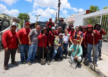 Ana Paty Peralta, supervisó los trabajos de bacheo con maquinaria en la Supermanzana 101