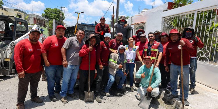 Ana Paty Peralta, supervisó los trabajos de bacheo con maquinaria en la Supermanzana 101